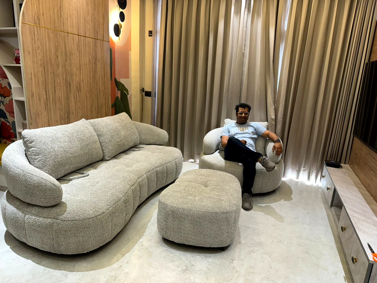 Living-room seating and feature wall with layered ambient lighting